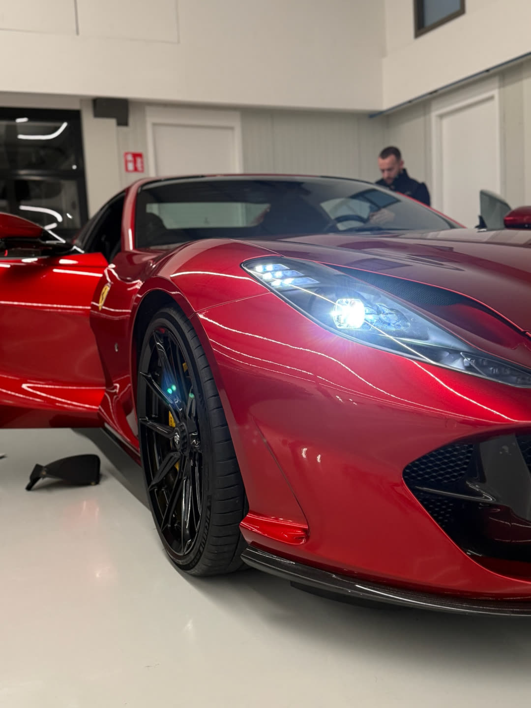 Ferrari in de studio van Car Studio East tijdens detailwerk