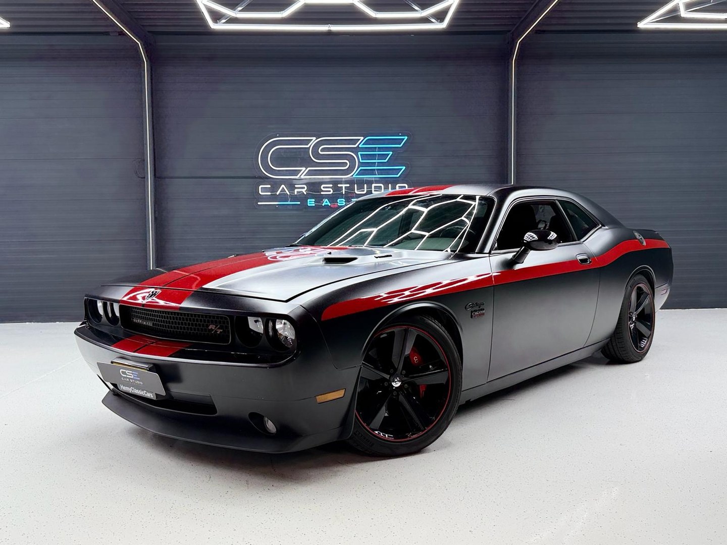 Matzwarte Dodge Challenger na de rode en witte striping