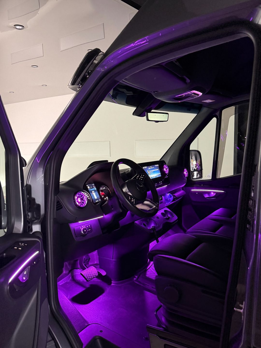 Interieur van een bedrijfswagen tijdens het inbouwen van beveiliging