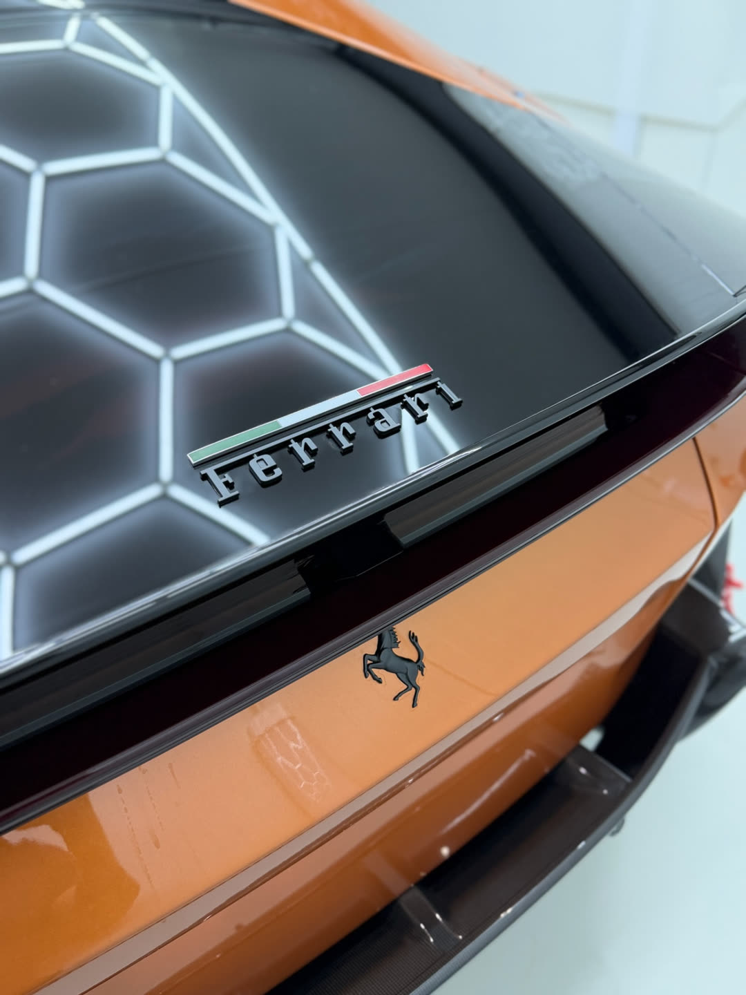 Detail van het achterwerk van een oranje Ferrari