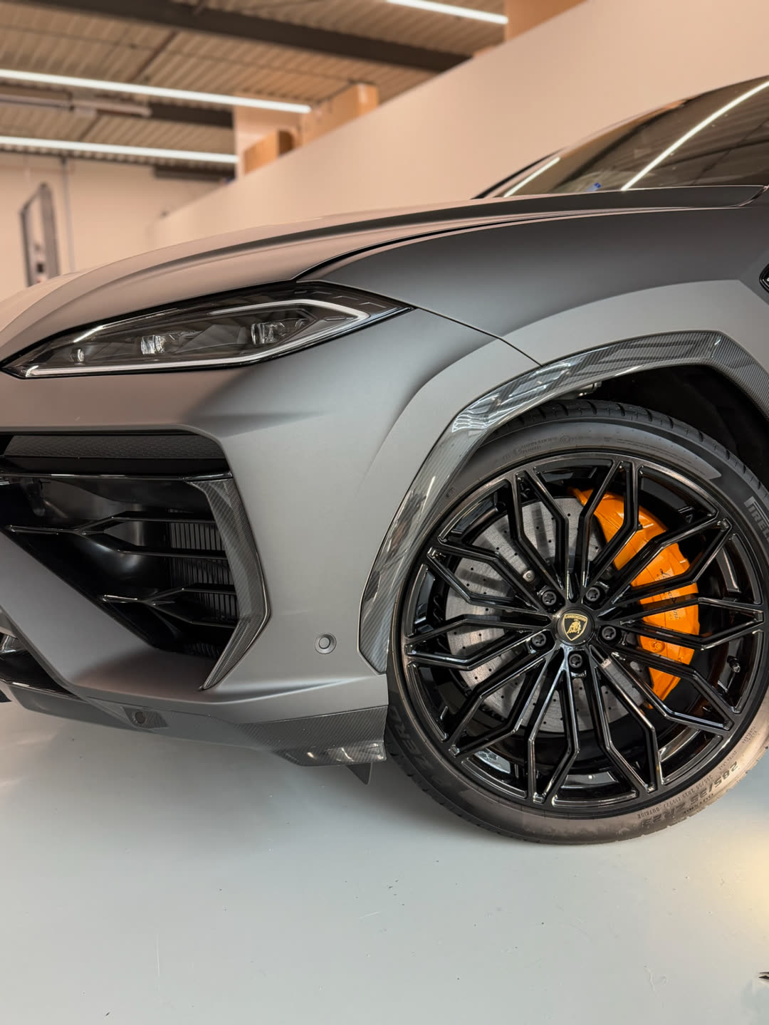 Detail van een velg en carrosserie na styling bij Car Studio East