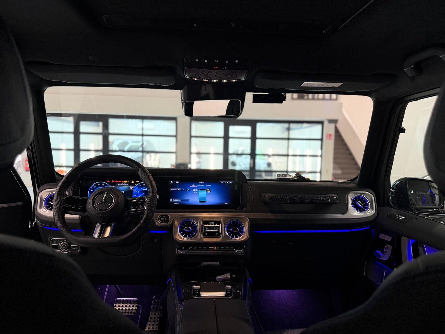 Mercedes G-klasse interieur met multimediascherm en blauwe interieurverlichting