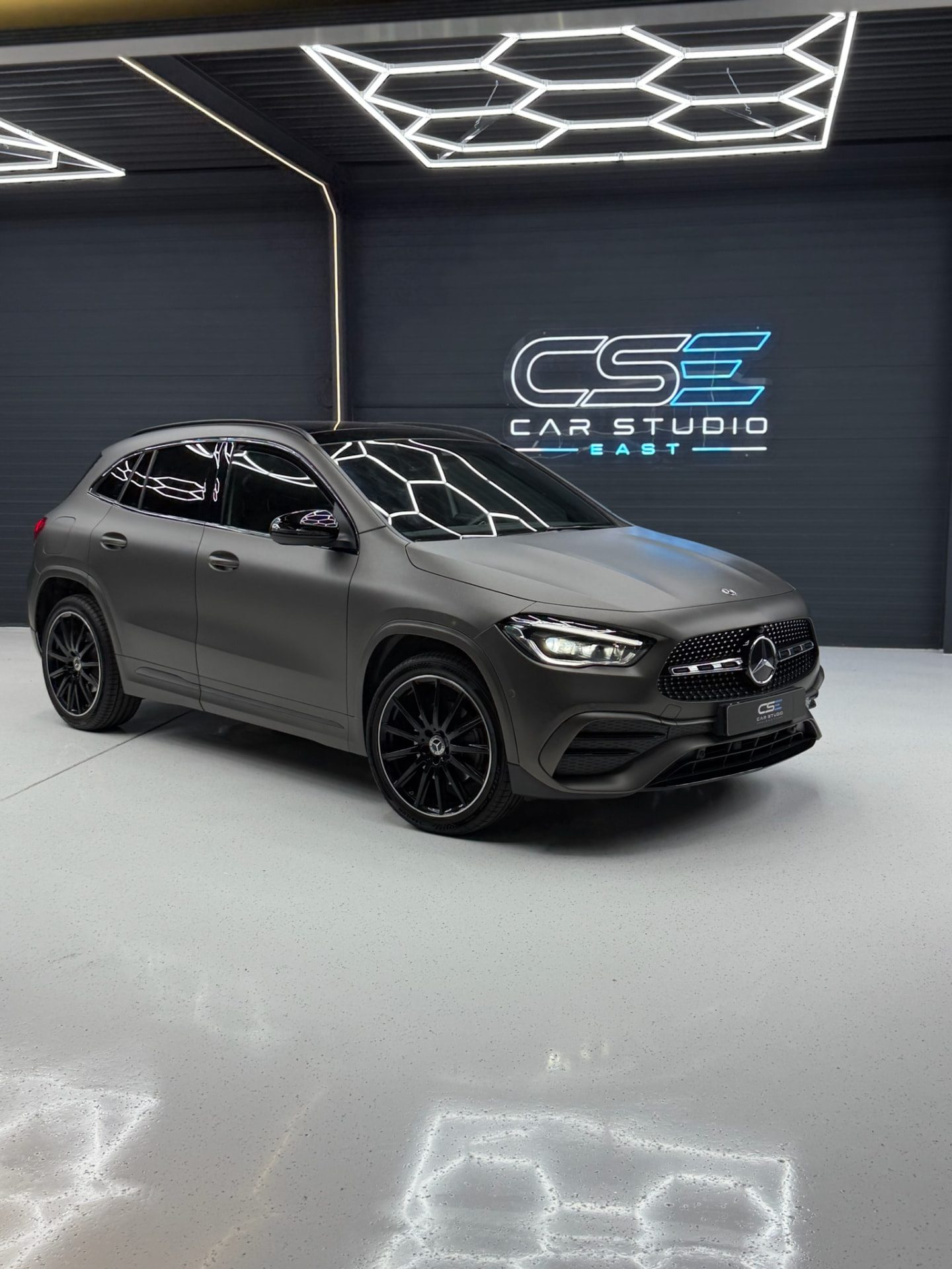 Mercedes-Benz GLA met mat donkergrijze wrap in de studio