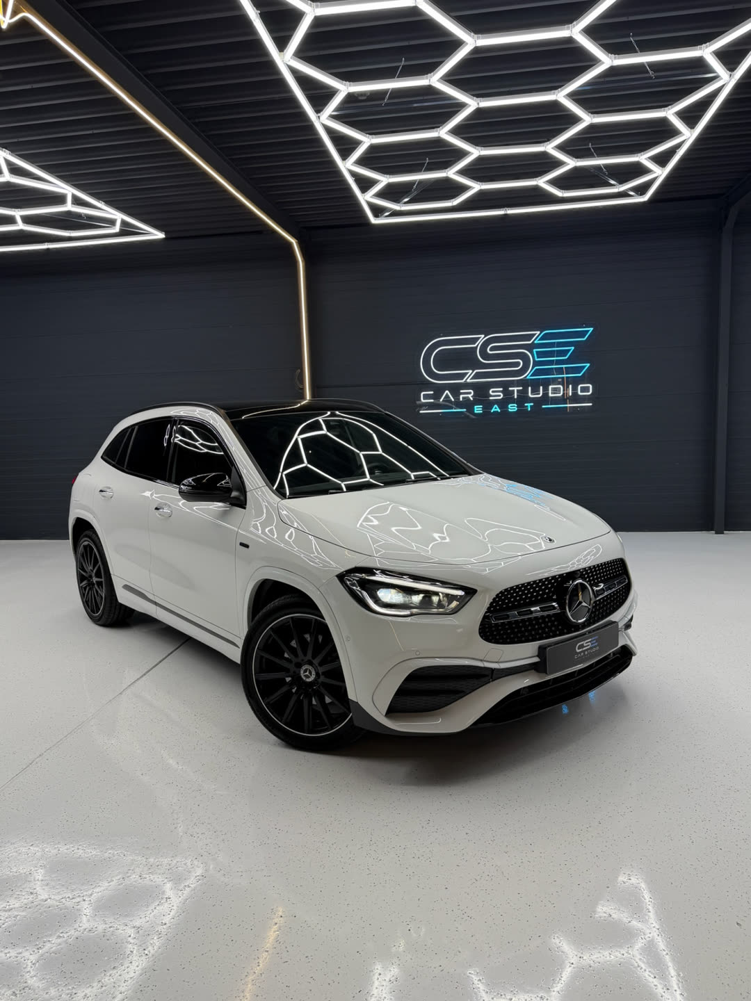 Witte Mercedes GLA in de studio, vóór het wrappen