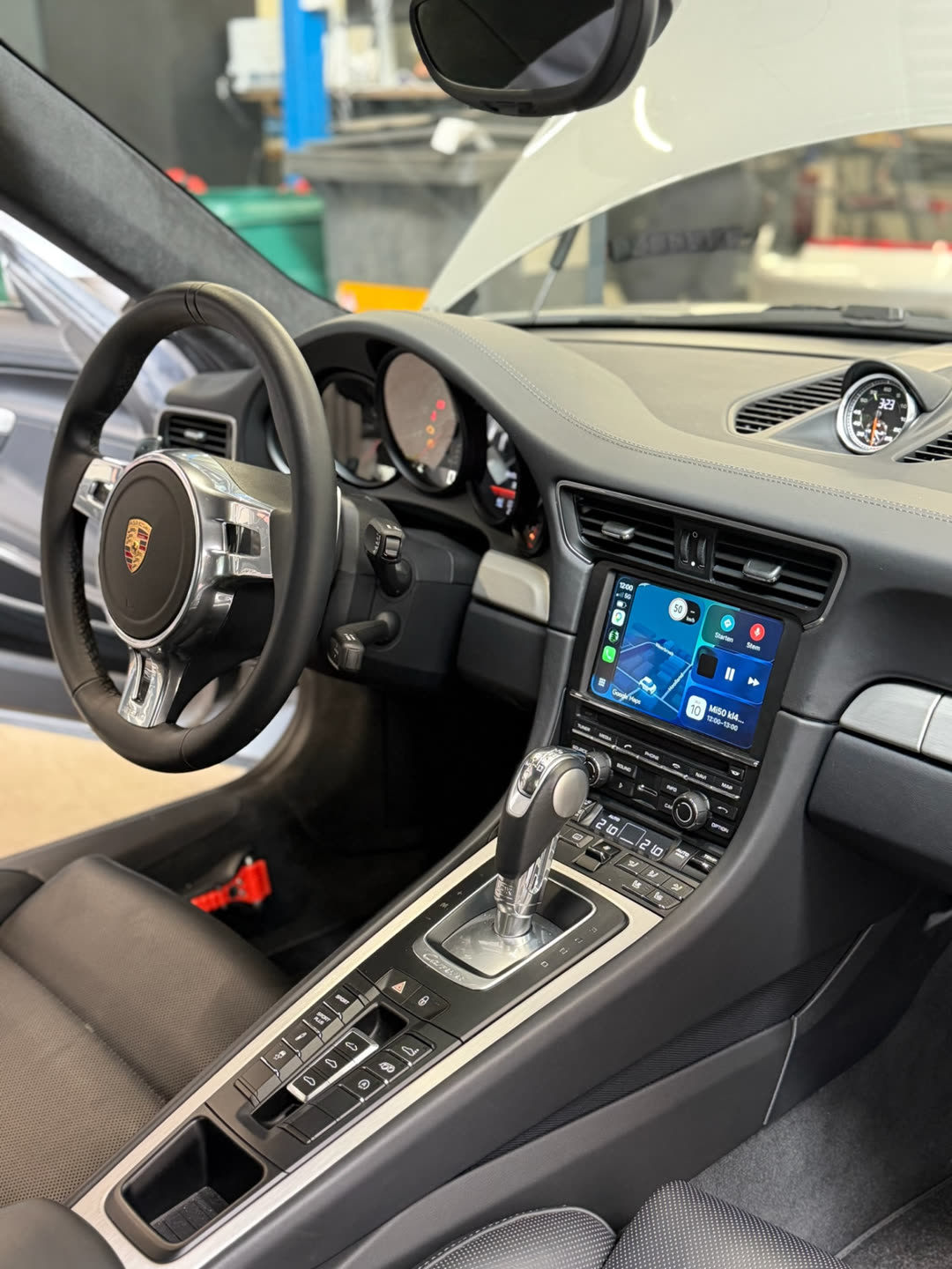Dashboard van een Porsche met geïntegreerd multimediascherm