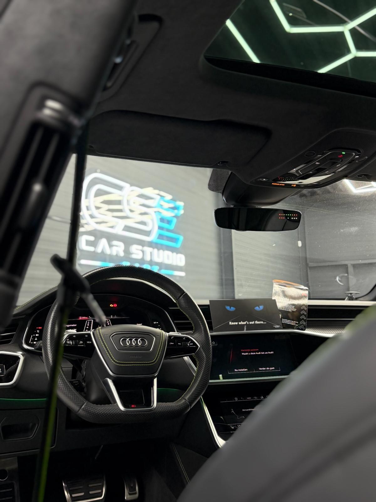 Audi-interieur met Target Blu Eye-display bij de binnenspiegel in de studio van Car Studio East