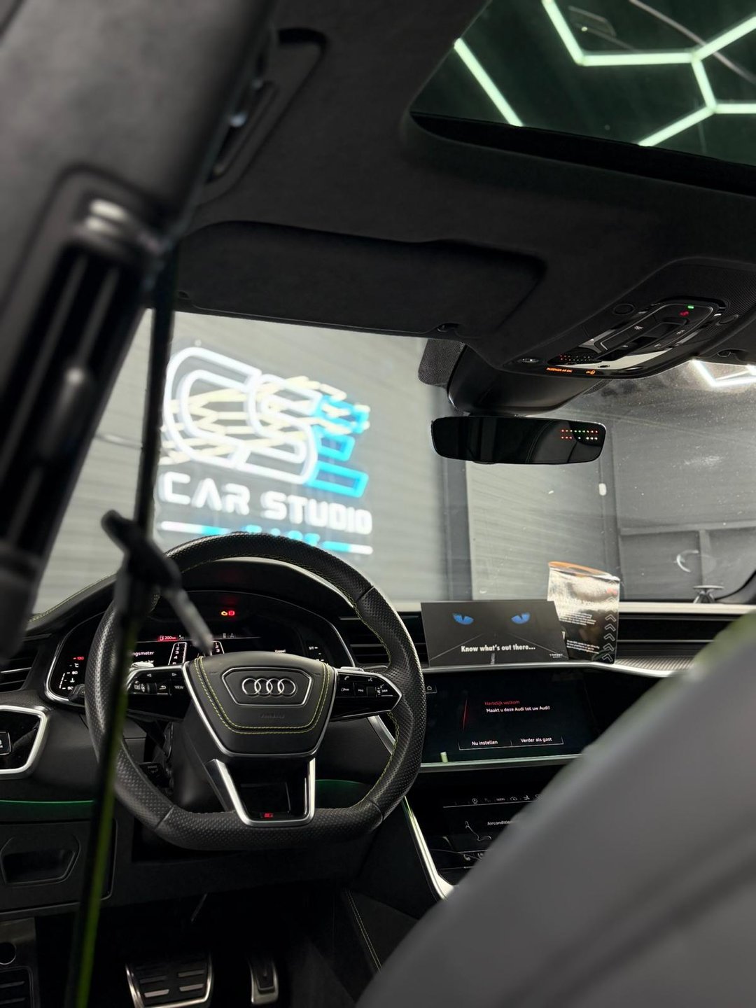 Audi-interieur met dashcam achter de binnenspiegel