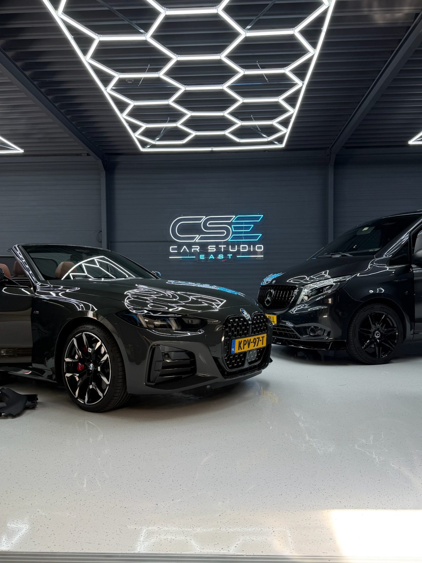 Werkplaats van Car Studio East met een voertuig op de brug