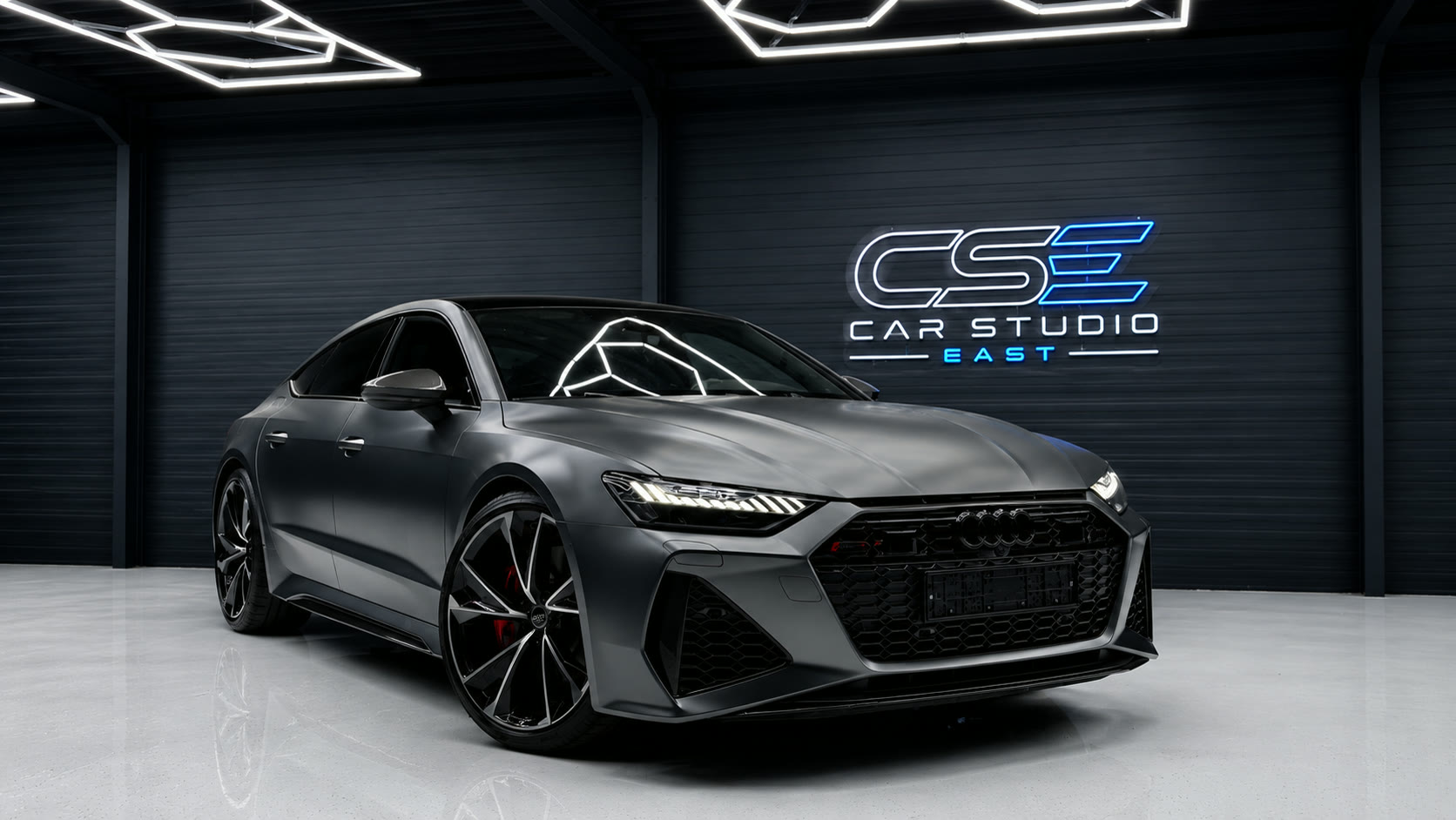 Matgrijze Audi in de studio van Car Studio East in Doetinchem
