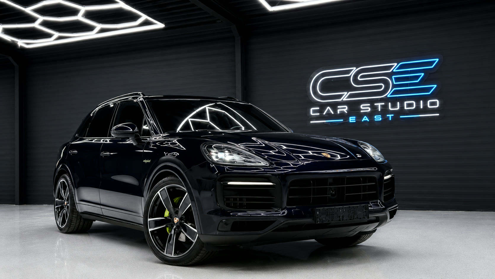 Porsche Cayenne in de studio van Car Studio East