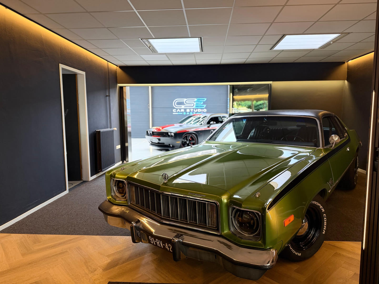 Groene klassieke Plymouth in de studio van Car Studio East in Doetinchem