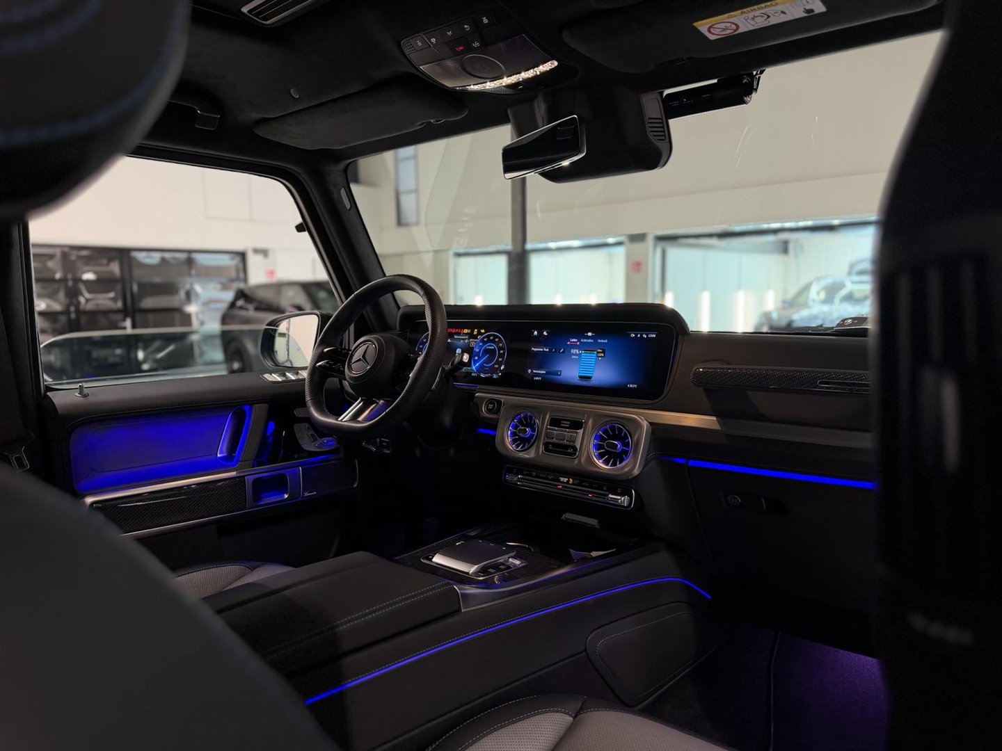 Interieur van een Mercedes G-klasse met geïntegreerde multimedia