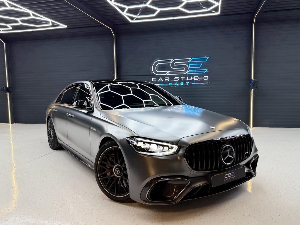 Matgrijze Mercedes in de studio van Car Studio East
