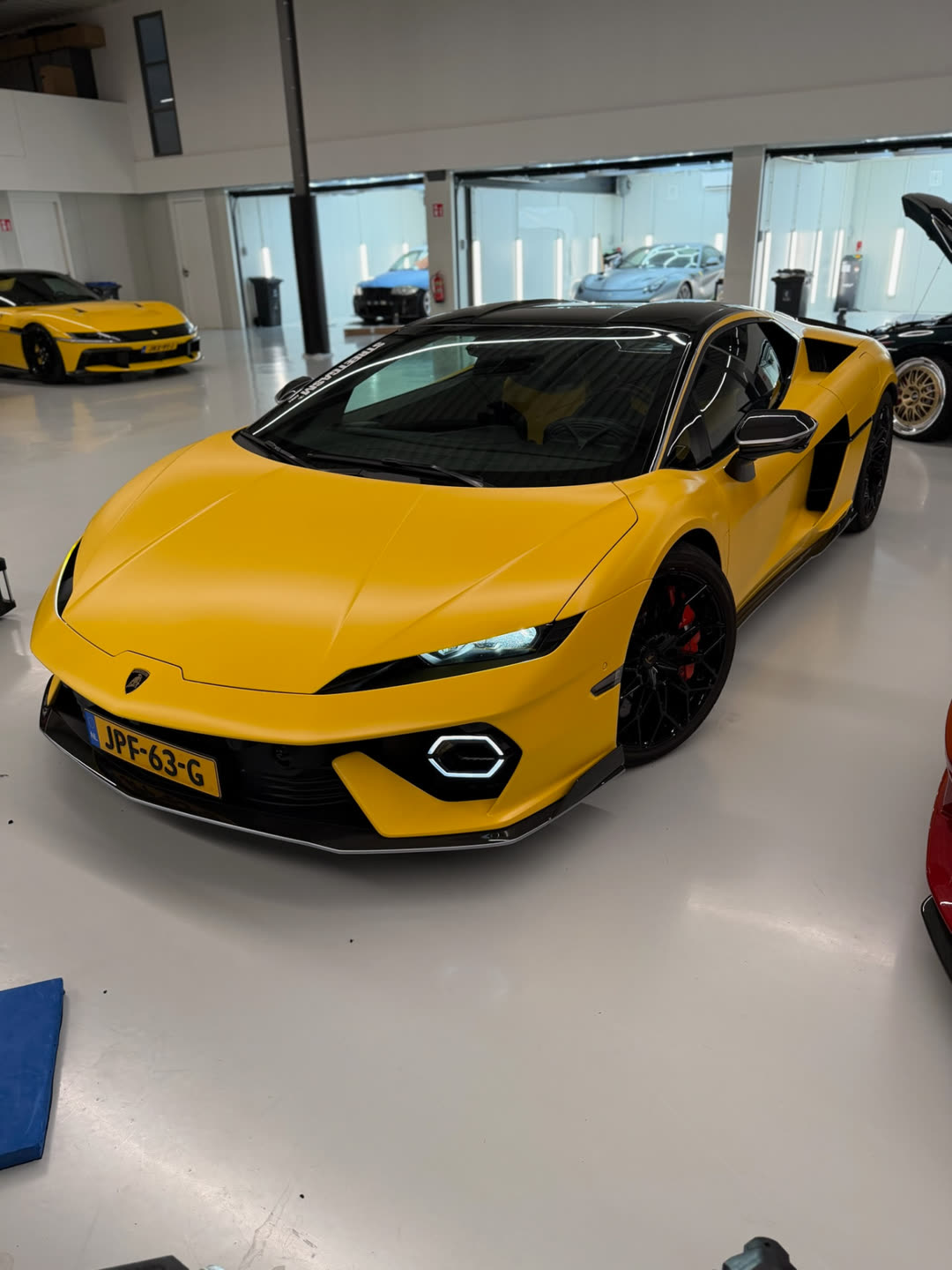 Gele Lamborghini Huracán in de studio van Car Studio East