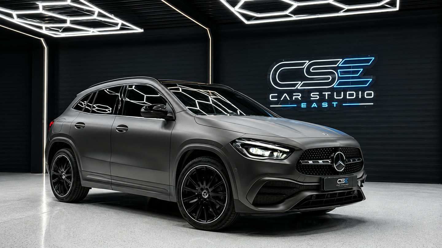 Mercedes-Benz GLA met matgrijze wrap in de studio van Car Studio East