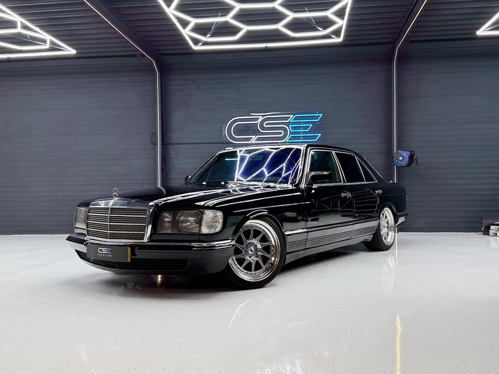 Donkere klassieke Mercedes in de studio van Car Studio East