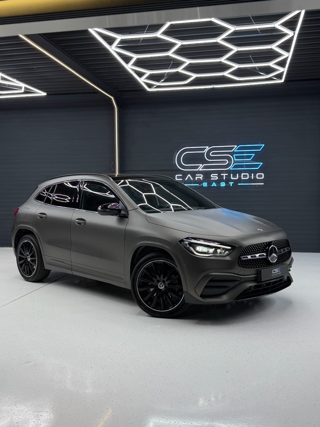 Mercedes-Benz GLA met matte wrap in de studio van Car Studio East