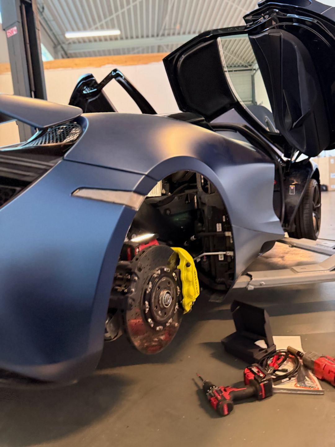Wieldetail van een McLaren in de studio