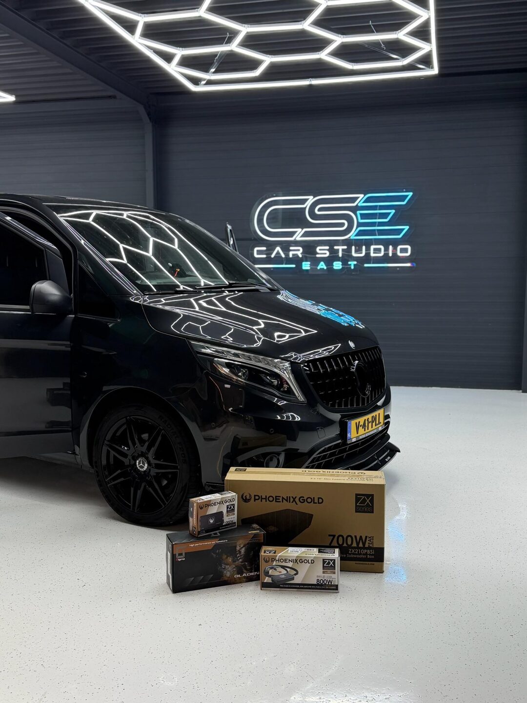 Mercedes Vito met Phoenix Gold audiocomponenten in de studio