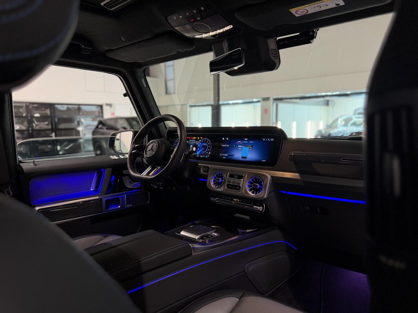 Mercedes G-klasse interieur met multimedia en blauwe interieurverlichting