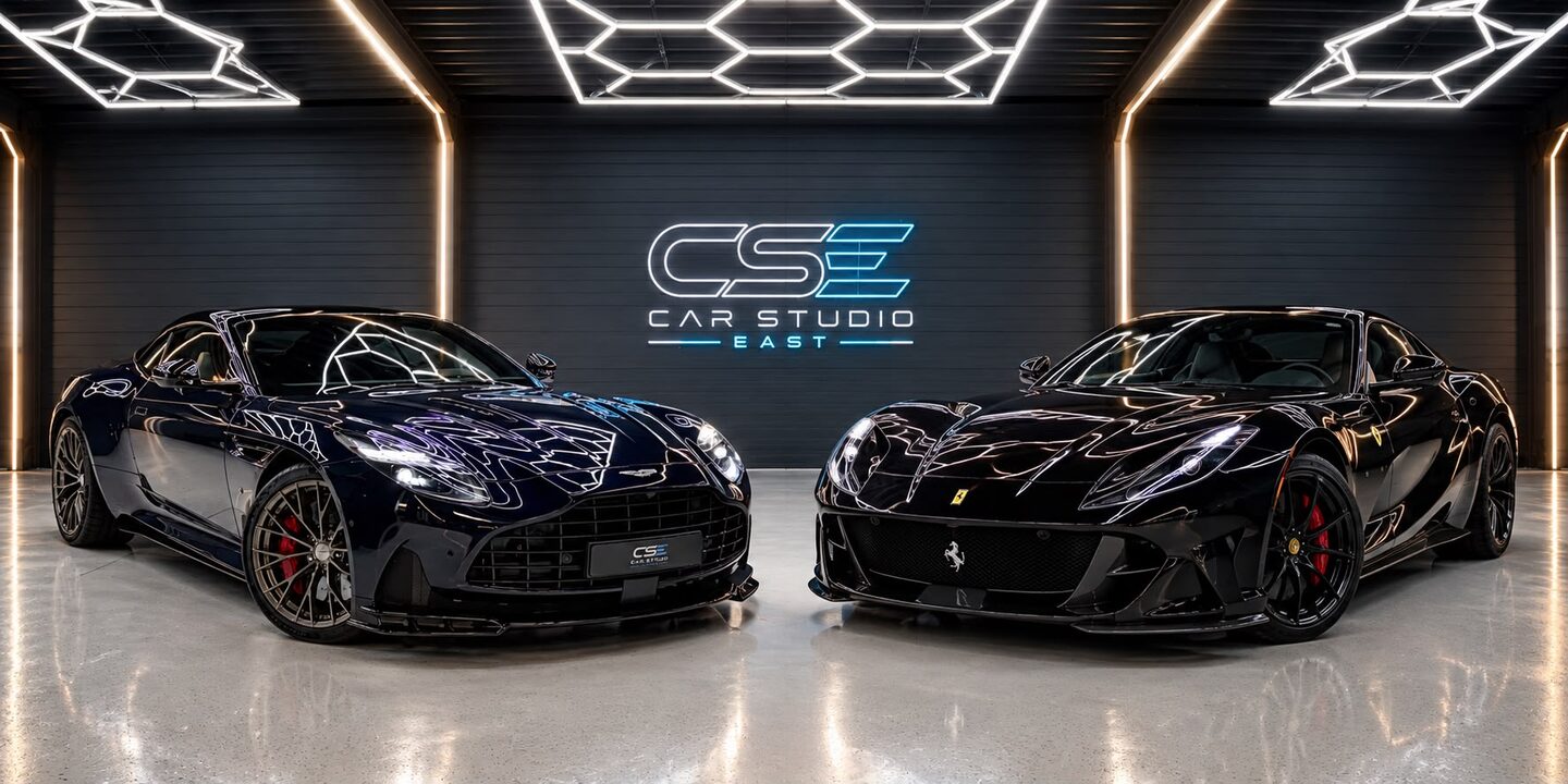 Twee sportauto’s in de studio van Car Studio East
