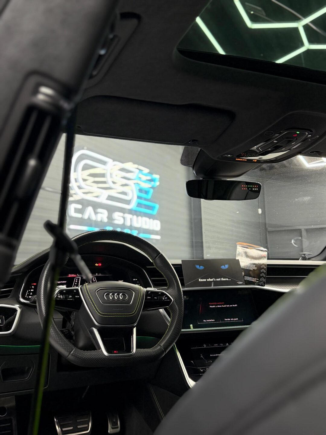 Target Blu Eye-display geïntegreerd bij de binnenspiegel van een Audi