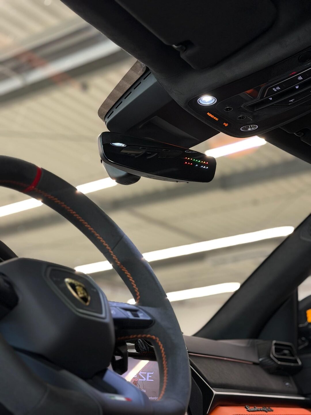 Discreet geïntegreerde Target-installatie in een auto-interieur
