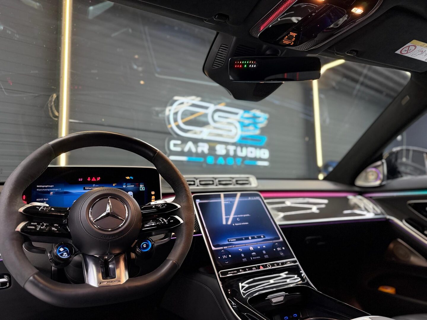 Target Blu Eye 2 discreet geïntegreerd in een Mercedes-interieur