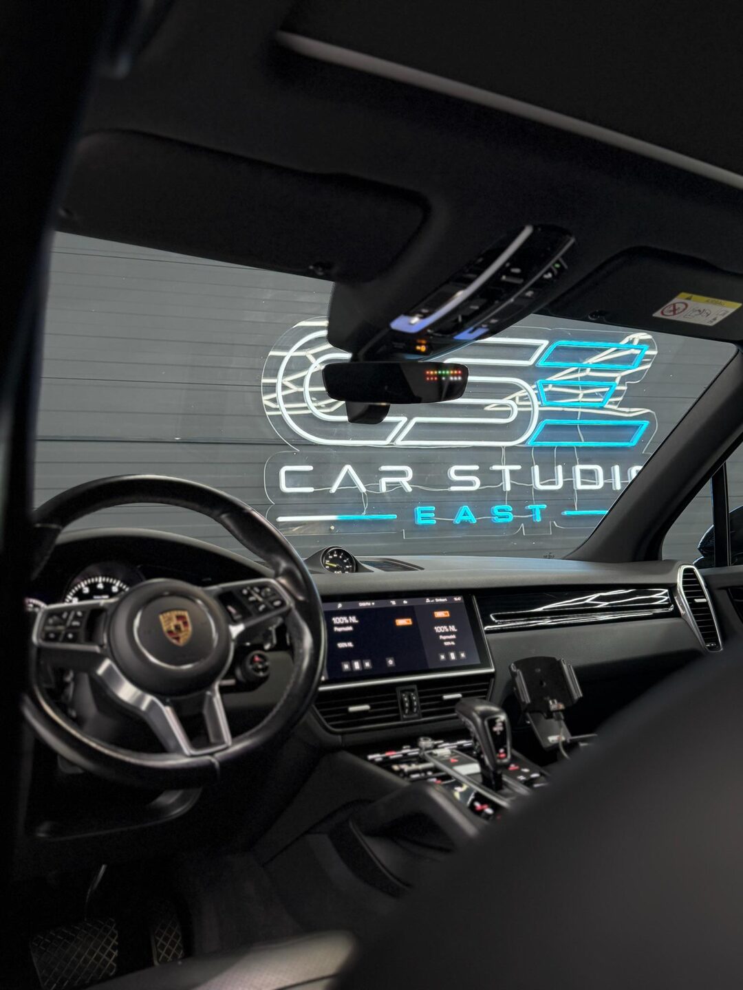 Target Blu Eye geïntegreerd in een Porsche-interieur